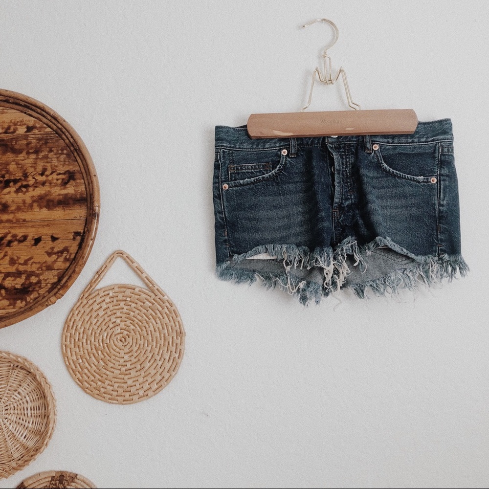 ๐ MOVING SALE! ๐ We The Free denim shorts - Picture 1 of 3